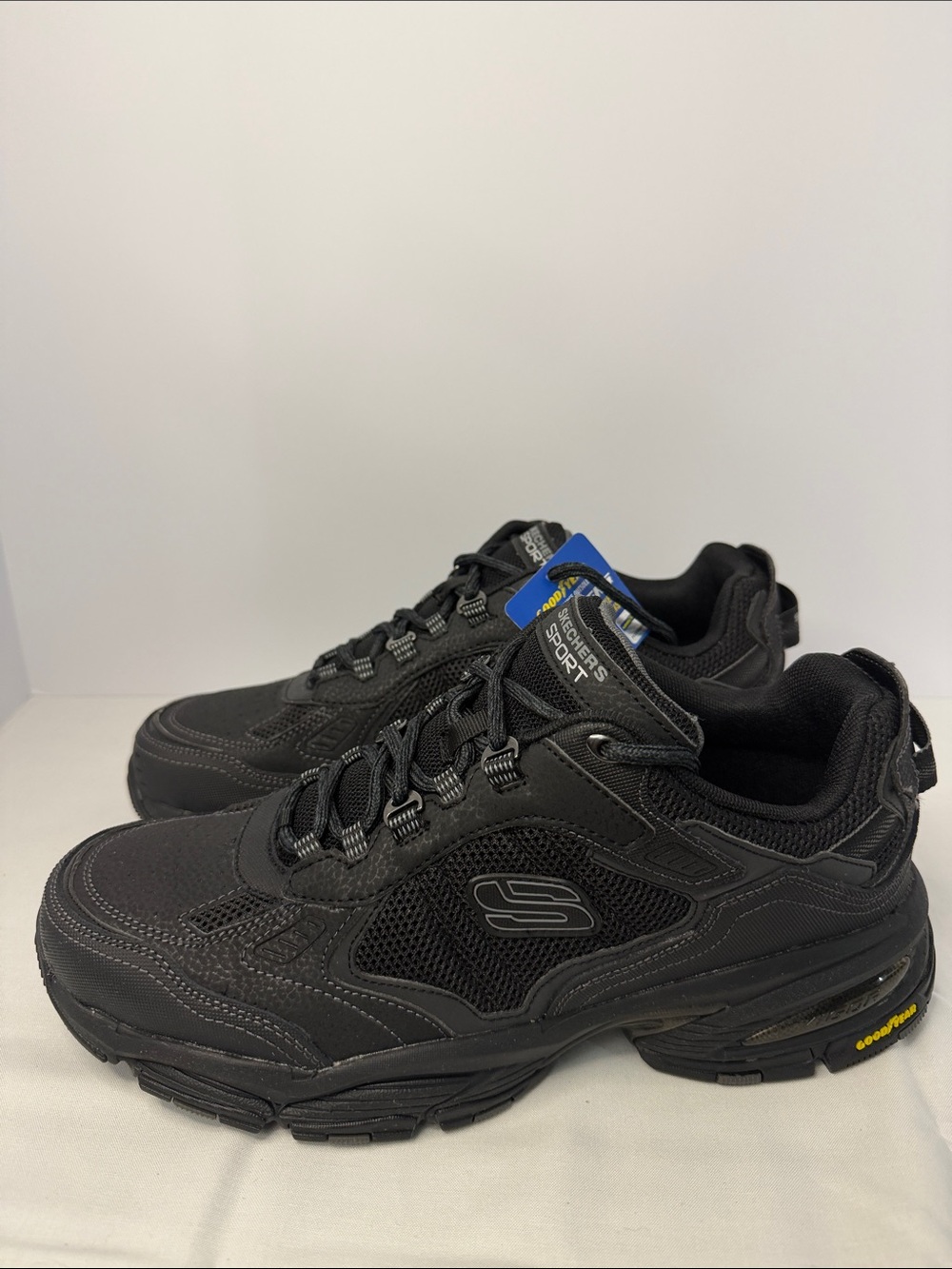 Skechers Men’s Black Athletic Sneakers with Goodyear Outsole 9.5 wide fit
